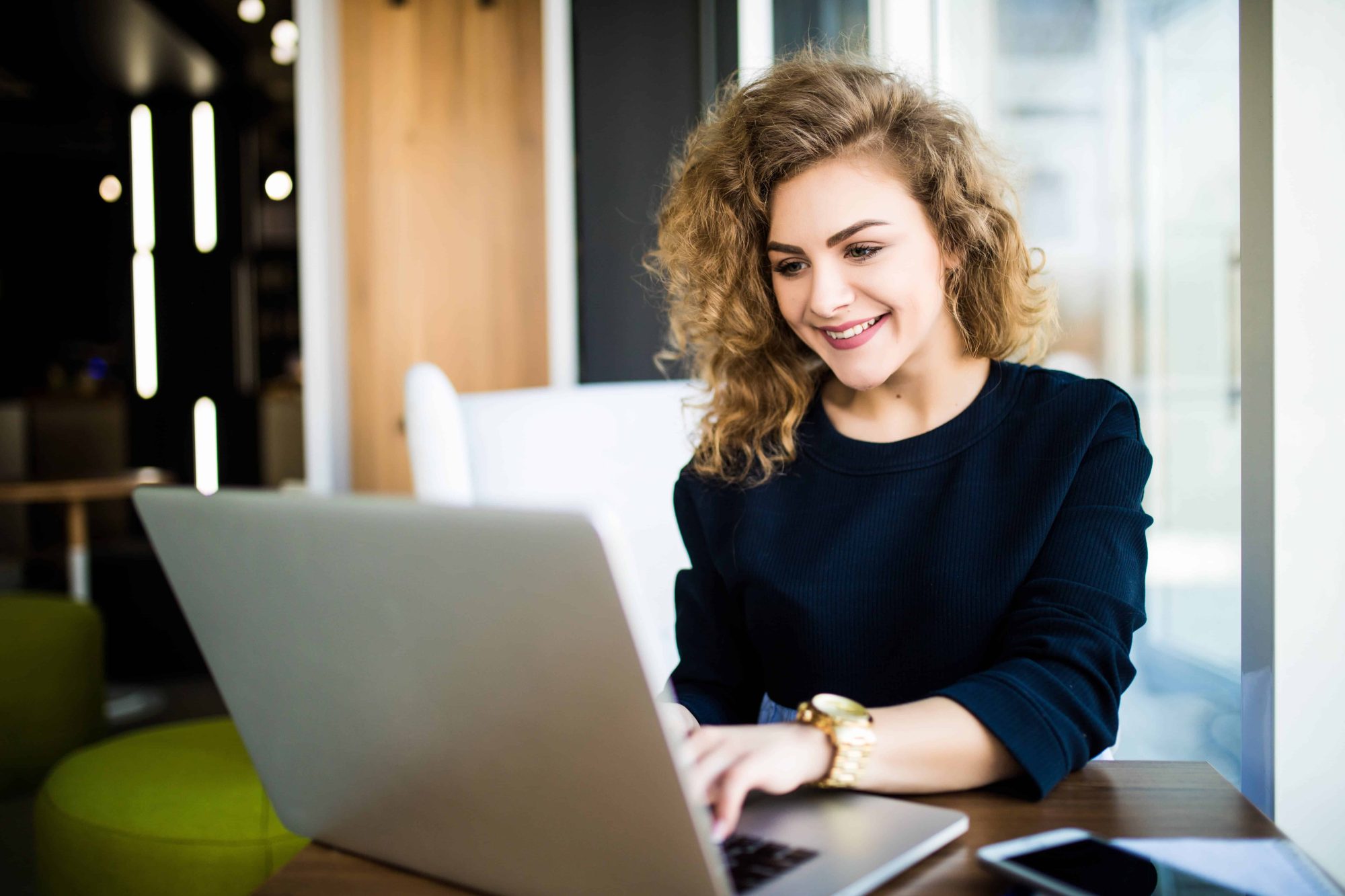 dame bekijkt zelfstandigenverzekering op laptop