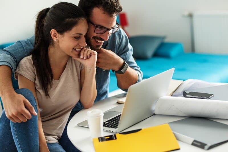 Man en vrouw kijken naar laptop