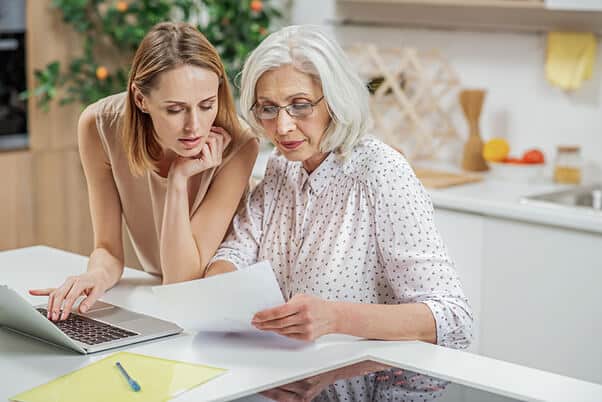 Vrouw leest seniorenlening voor aan vrouw