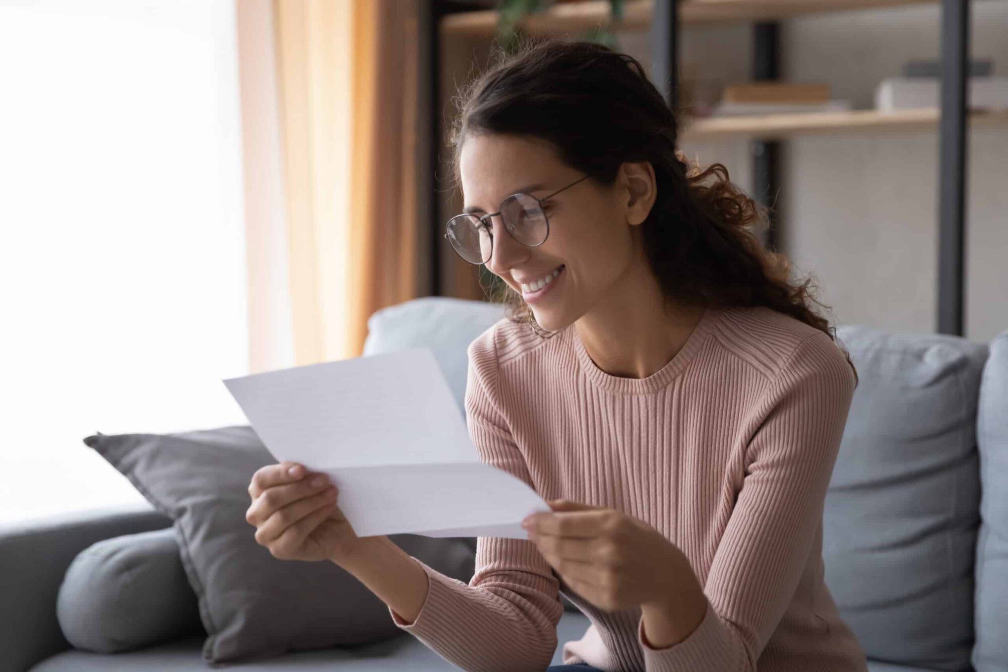 Vrouw bekijkt restschuld van lening