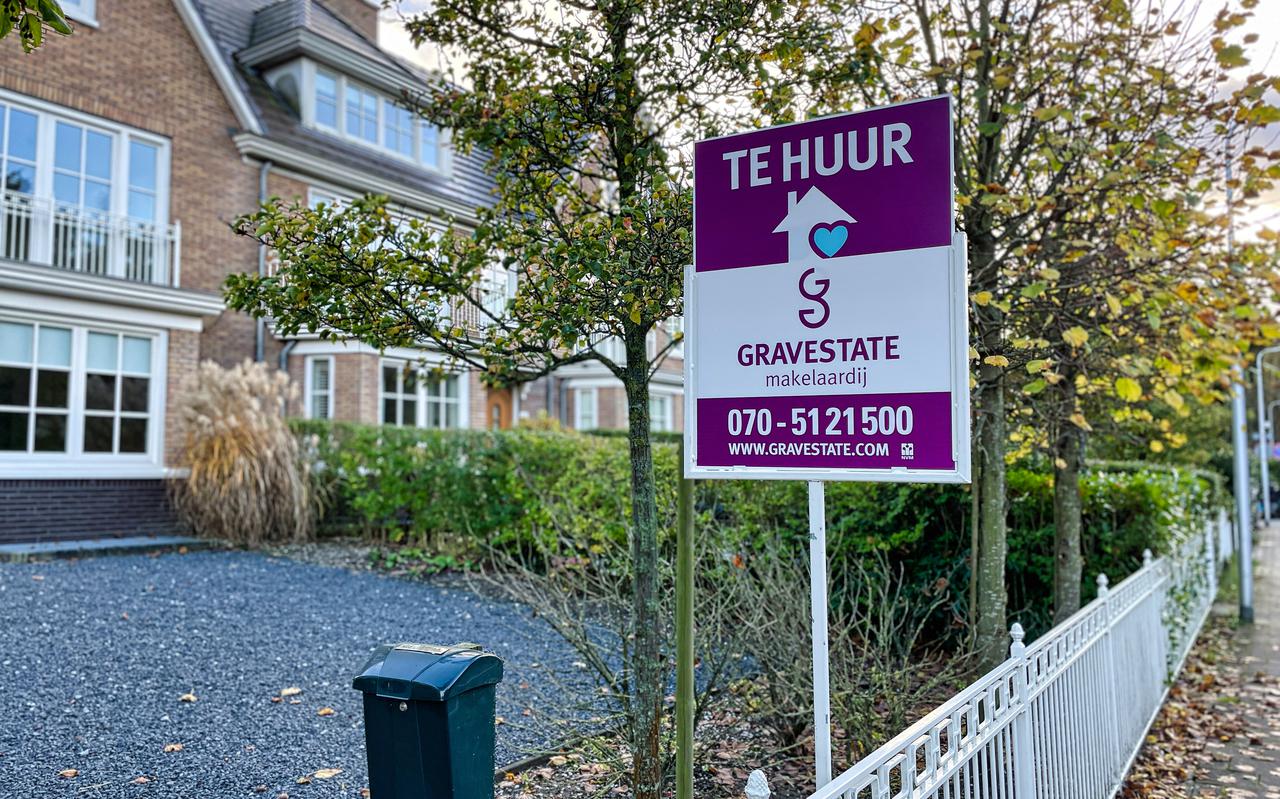 huis met bord voor verhuur in de voortuin