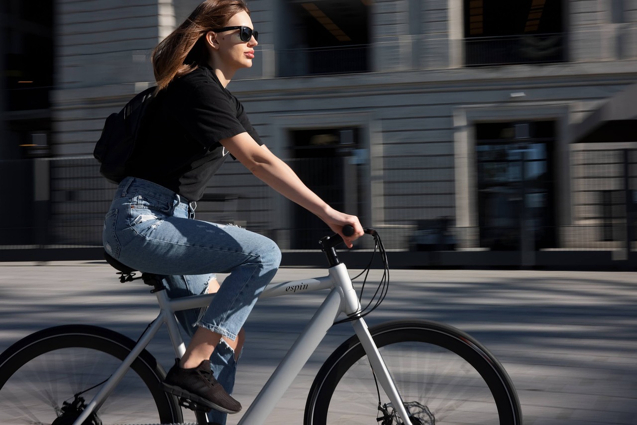 Vrouw op elektrische fiets