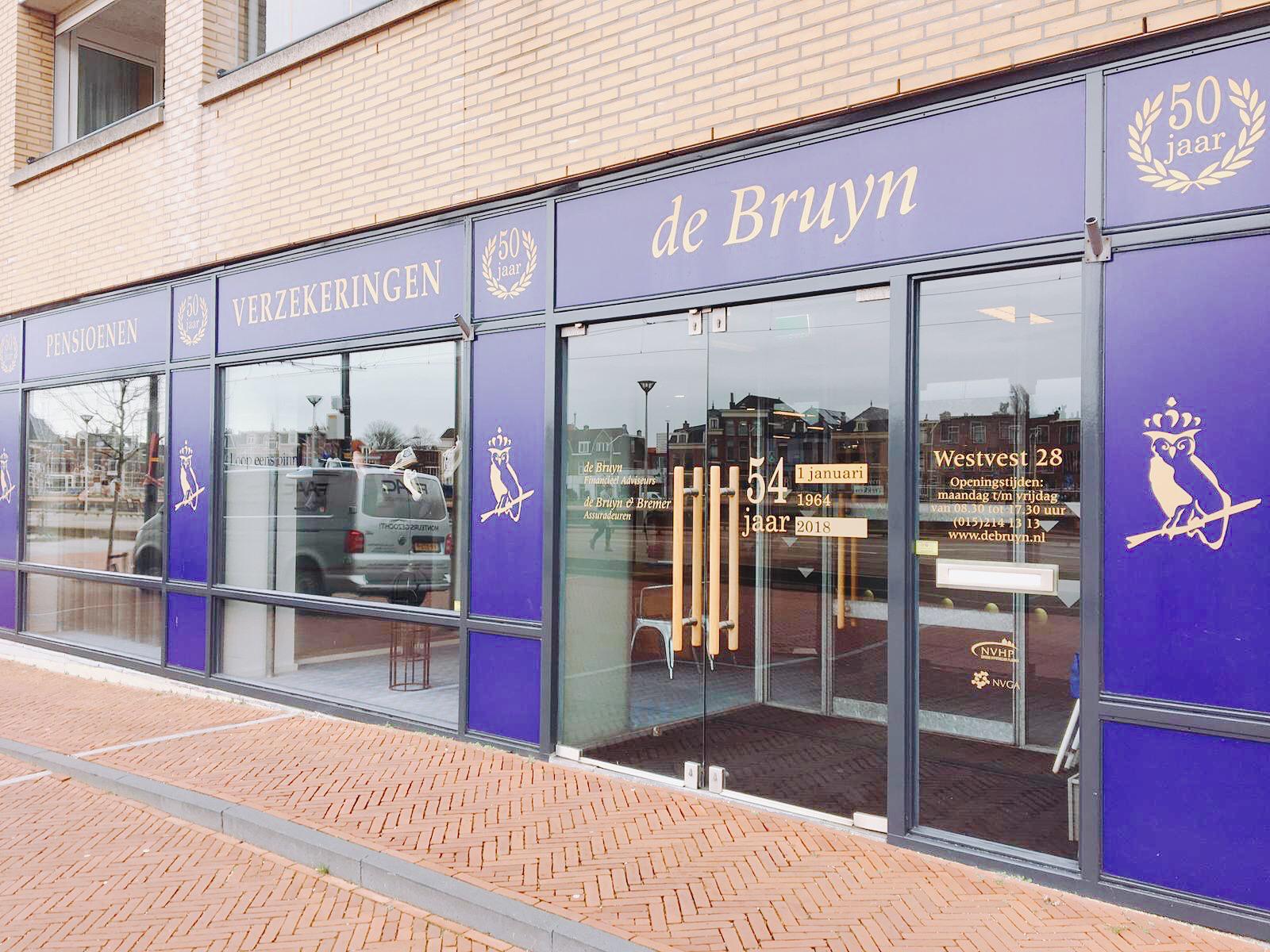 Dit is de voorgevel van het kantoor De Bruyn in Delft