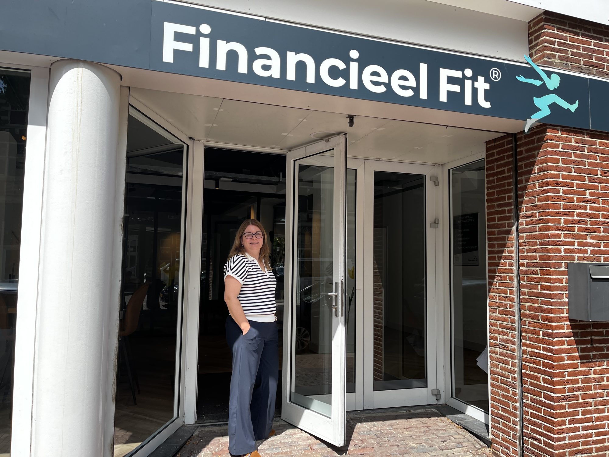 Financieel Fit Hoorn: Monique van den Berg-Vruggink staat trost voor haar vestiging.