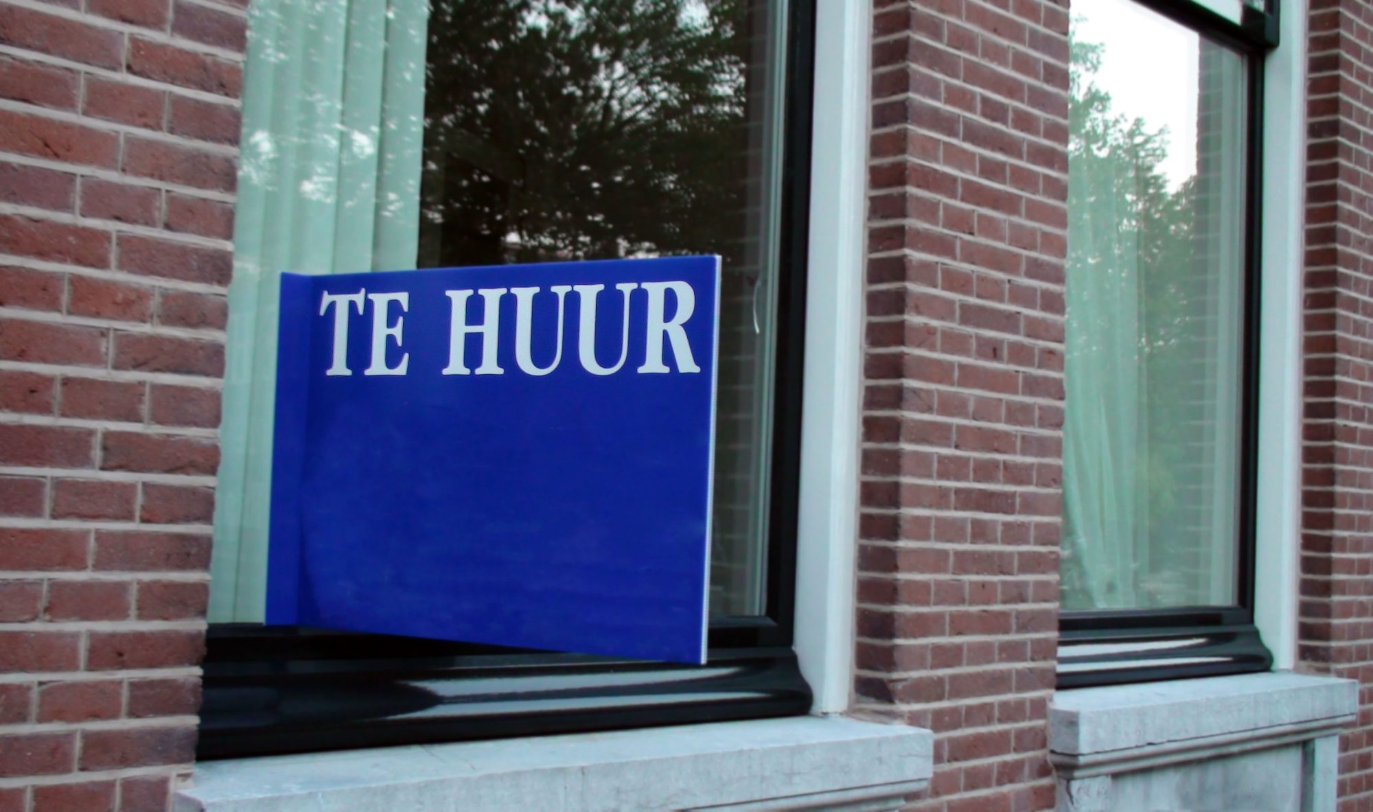 Woning met een 'Te huur' bord aan het raamgeplakt, lees hier de mogelijkheden