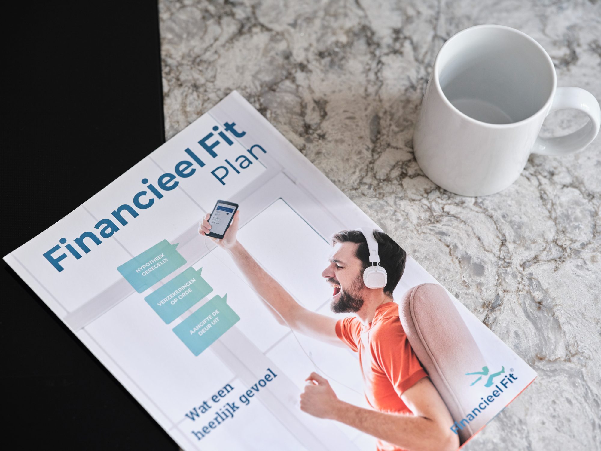 Brochure op tafel over het Financieel Fit Plan