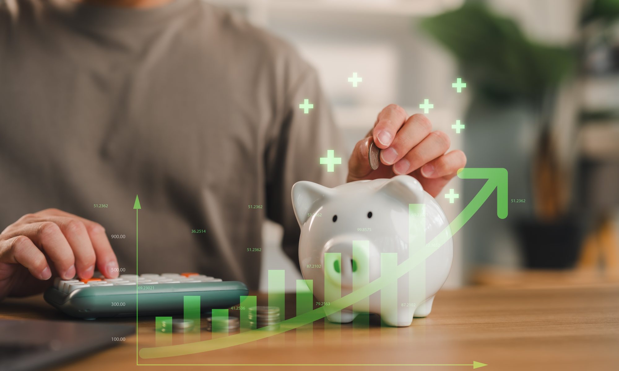 Spaargeld in spaarvarken met stijgende groene grafiek, symbool voor deposito sparen en vaste rente.