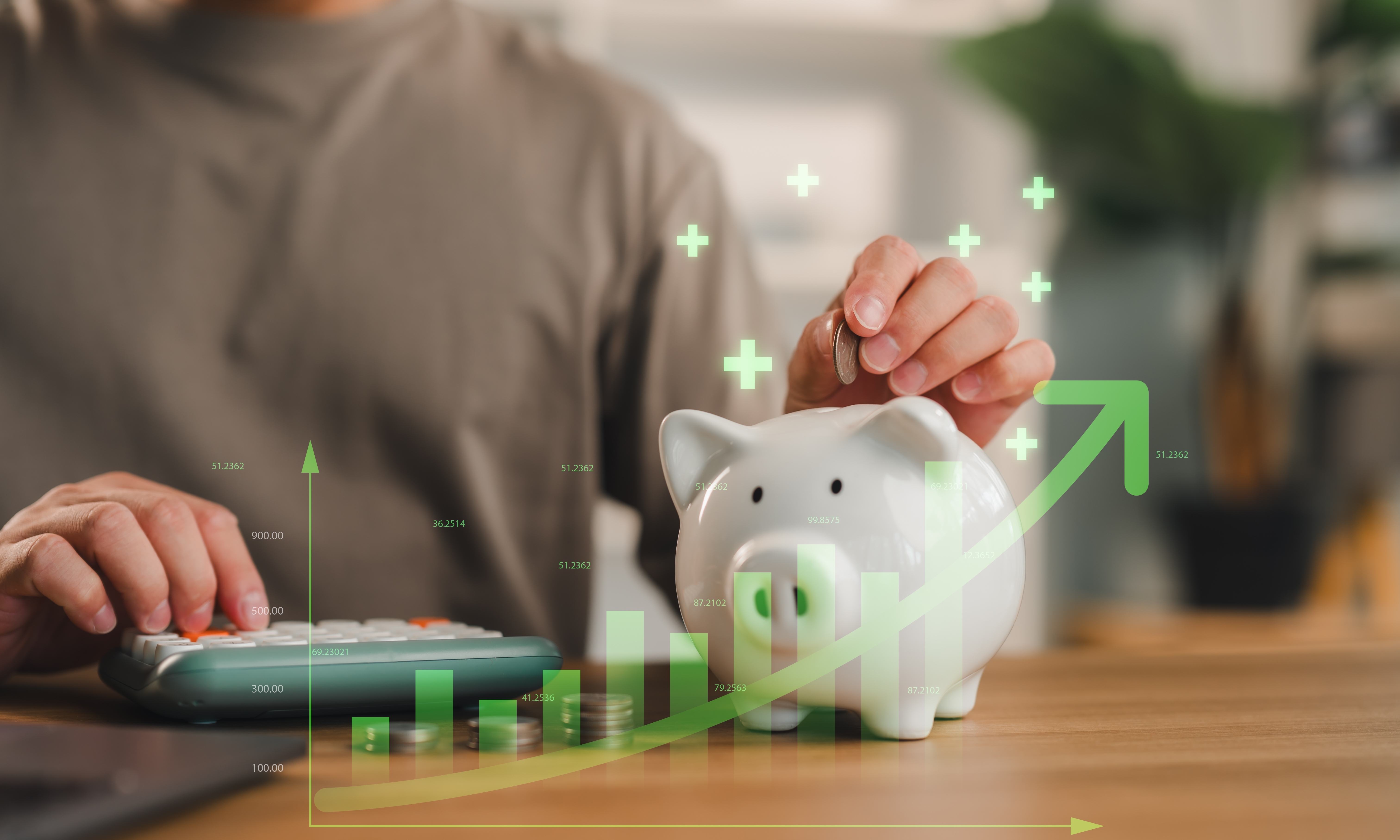 Spaargeld in spaarvarken met stijgende groene grafiek, symbool voor deposito sparen en vaste rente.