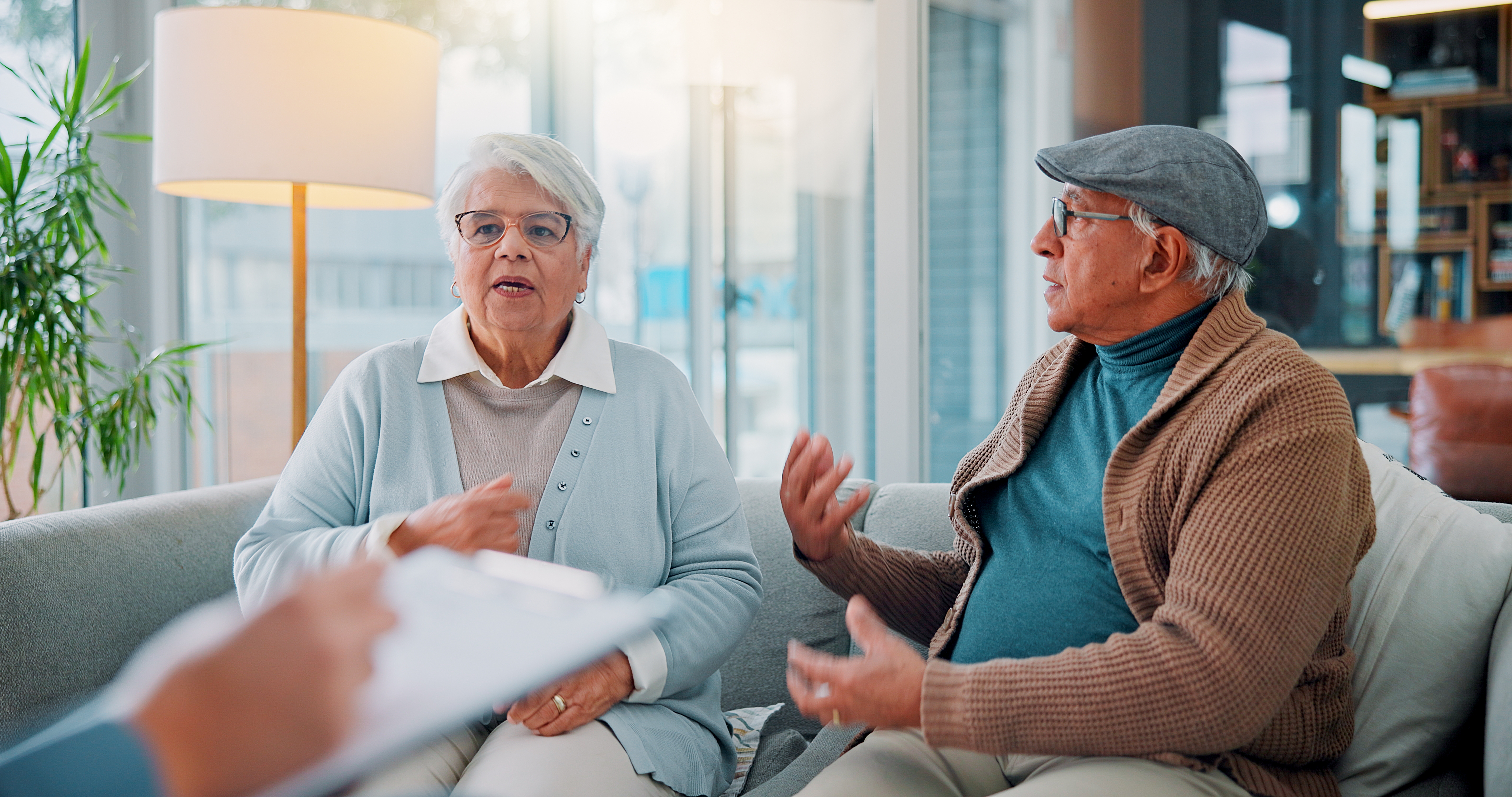 Twee mensen praten rustig met een financieel adviseur over hun woning na een scheiding.