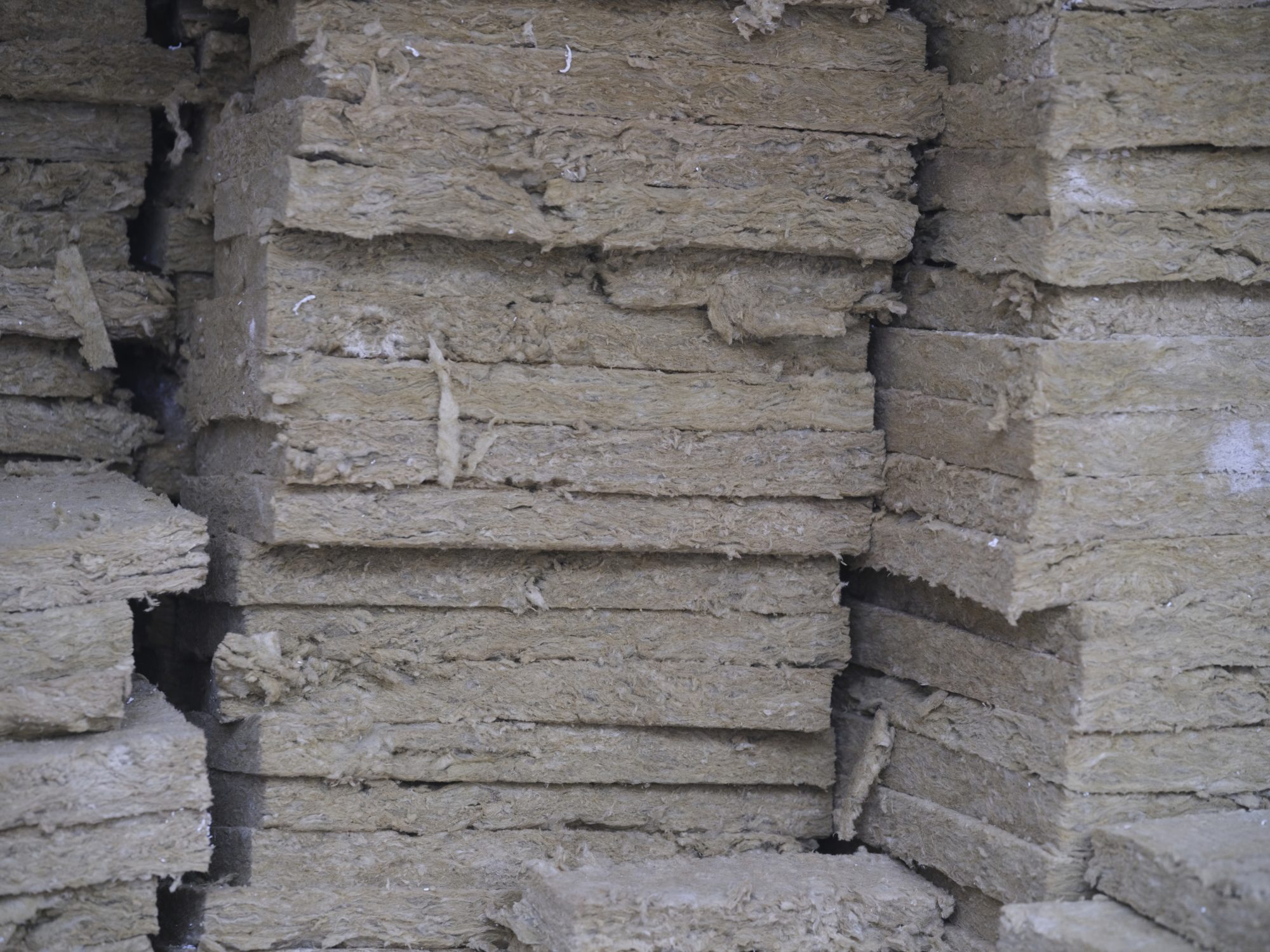 Gestapelde isolatieplaten van minerale wol als voorbeeld van woningisolatie bij verduurzaming.