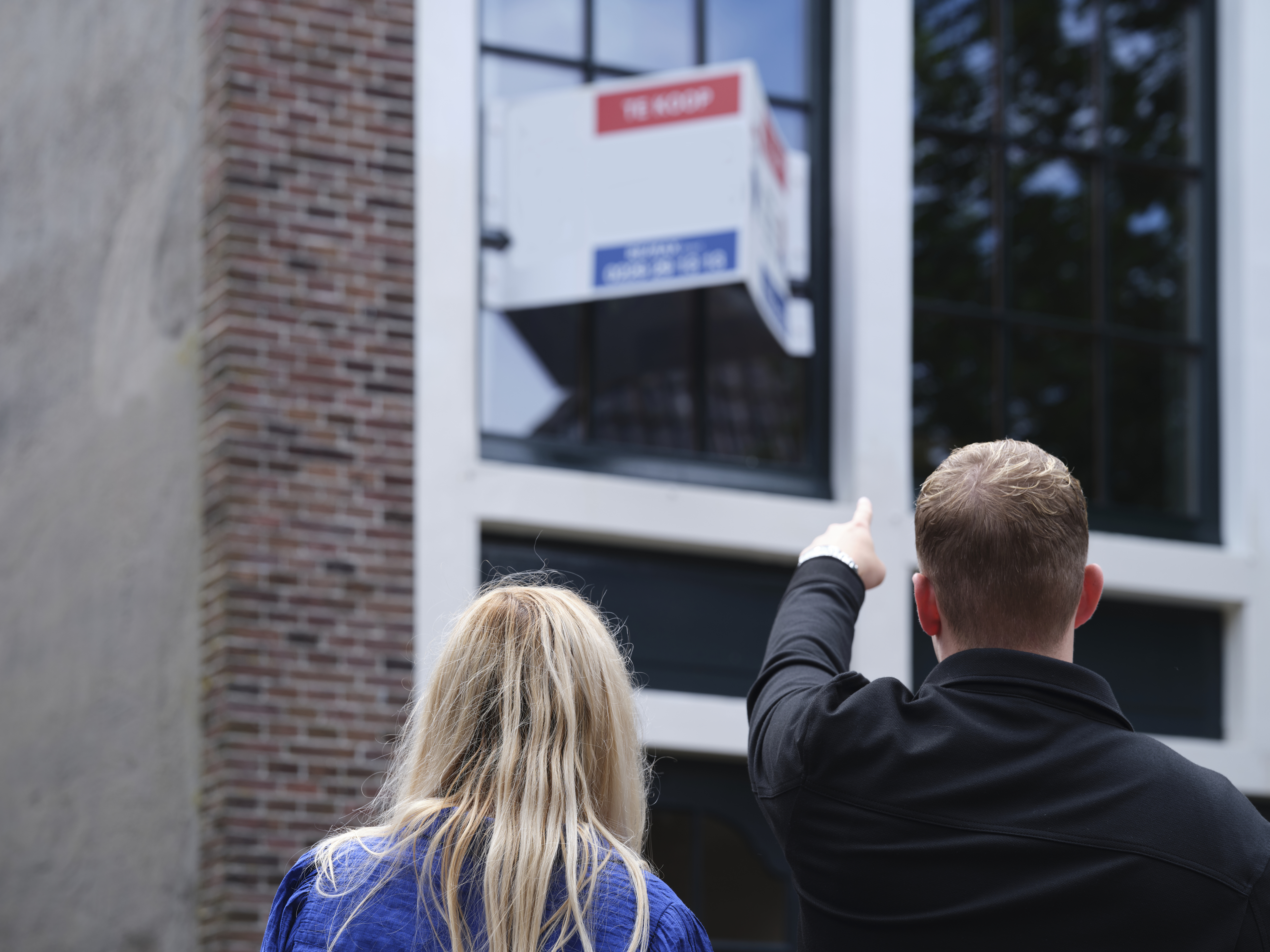 Kopers kijkend naar hun pas gekochte huis