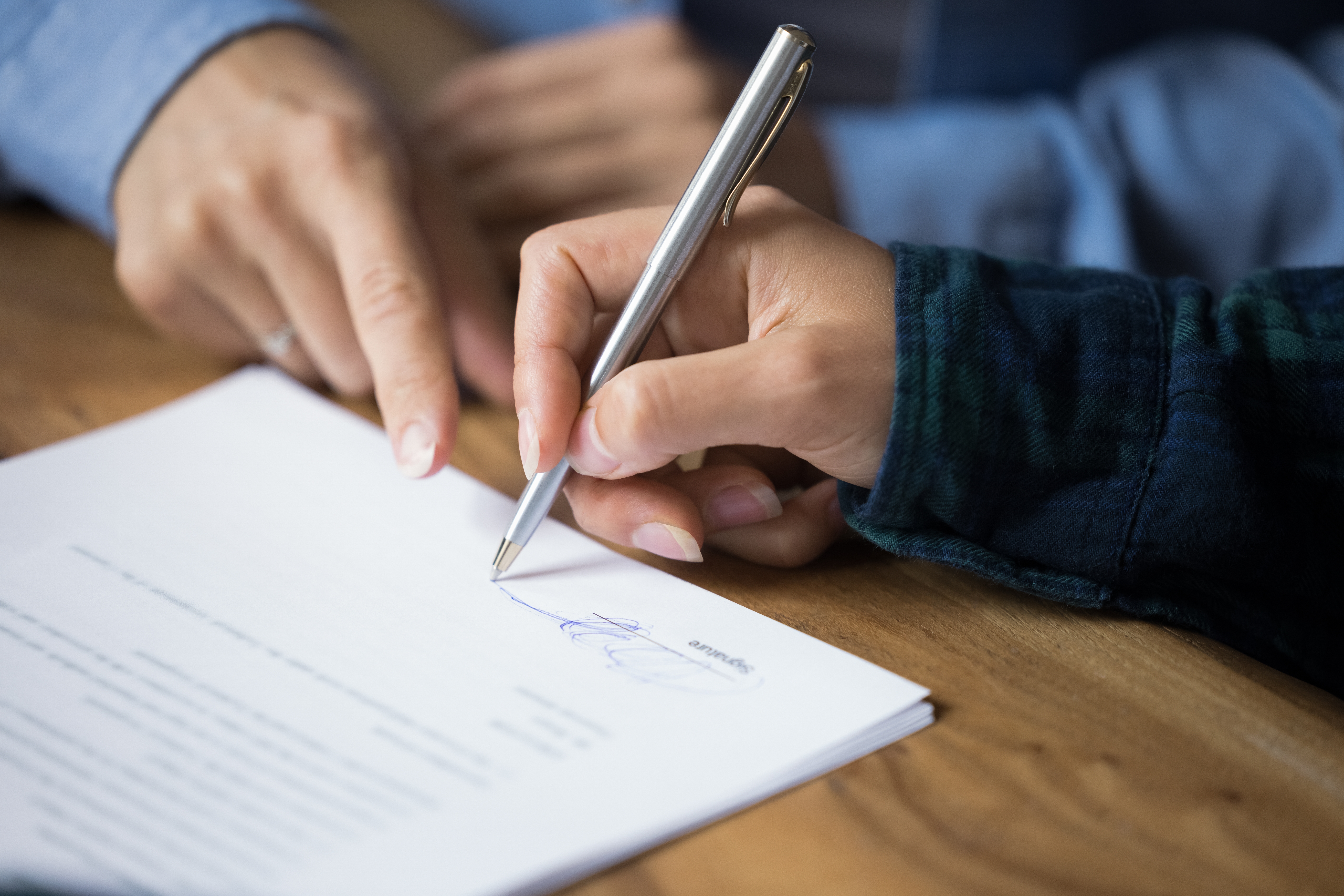 Persoon ondertekent documenten voor het verhogen van een hypotheek voor een verbouwing