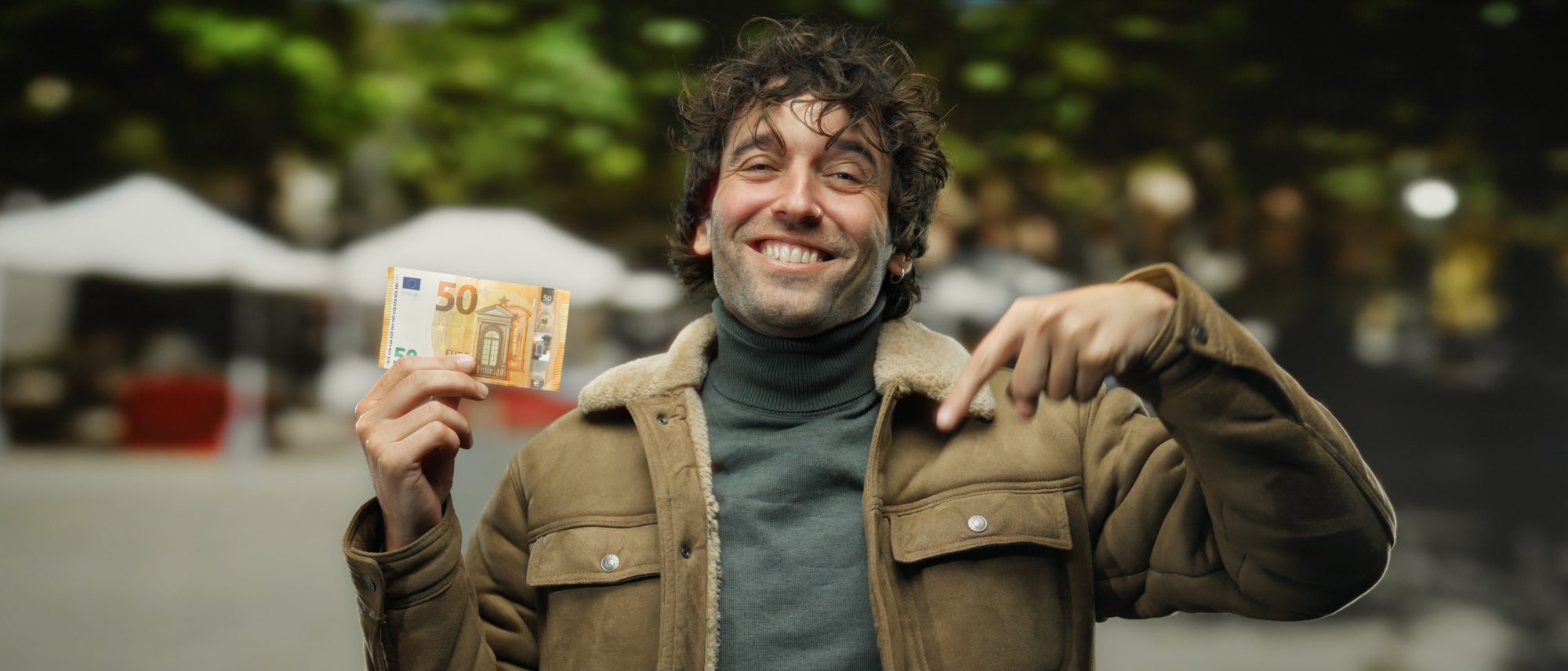 Man houdt 50 euro vast voor blog over 50 euro per maand beleggen